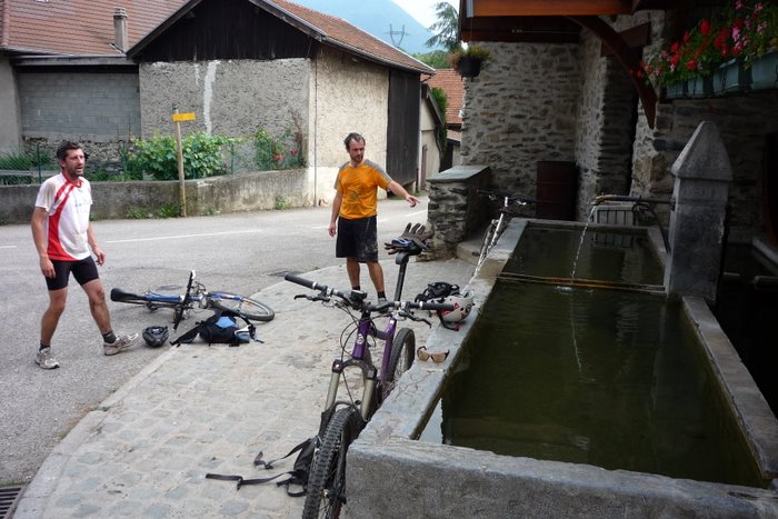 Encore une fontaine : La fameuse fontaine de Montchaboud. Heureusement qu'on a croisé pas mal de point d'eau dans les villages pour se mouiller intégralement et faire le plein. Chaud chaud la saison