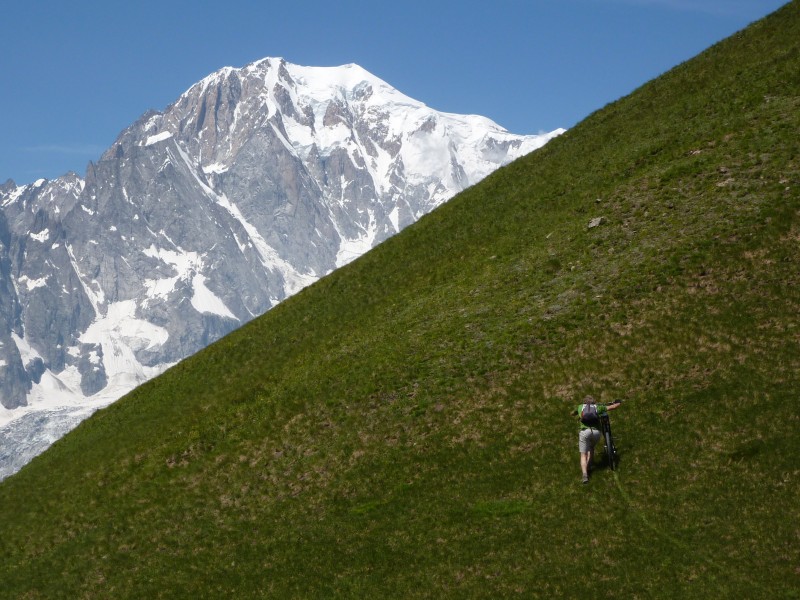 Tête de la Bernarde : l'accès au sommet sur fond de Mont Blanc