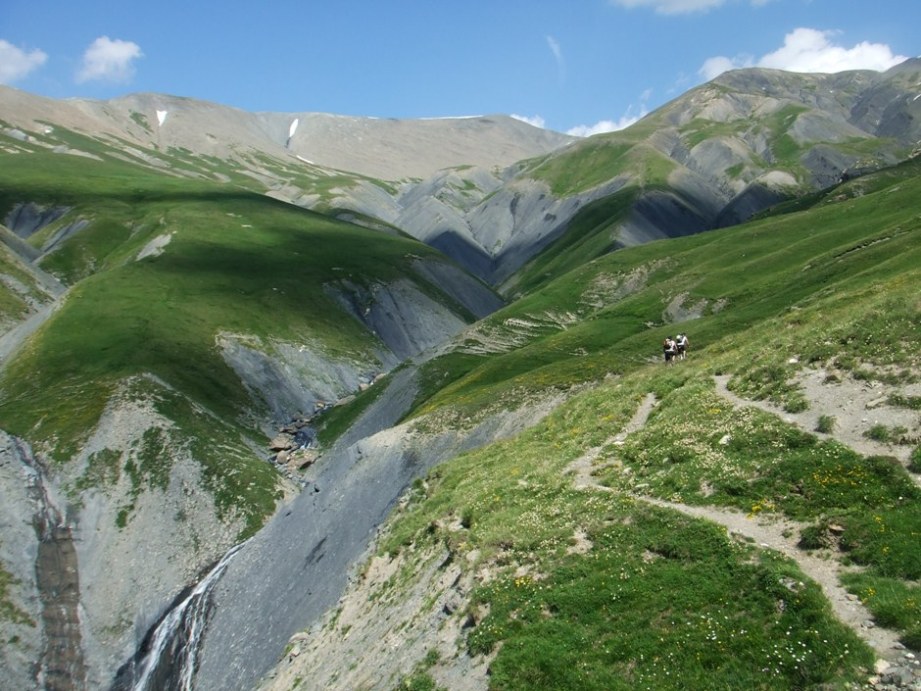 Traversée : Plus ou moins roulante, au fond le col de Martignare