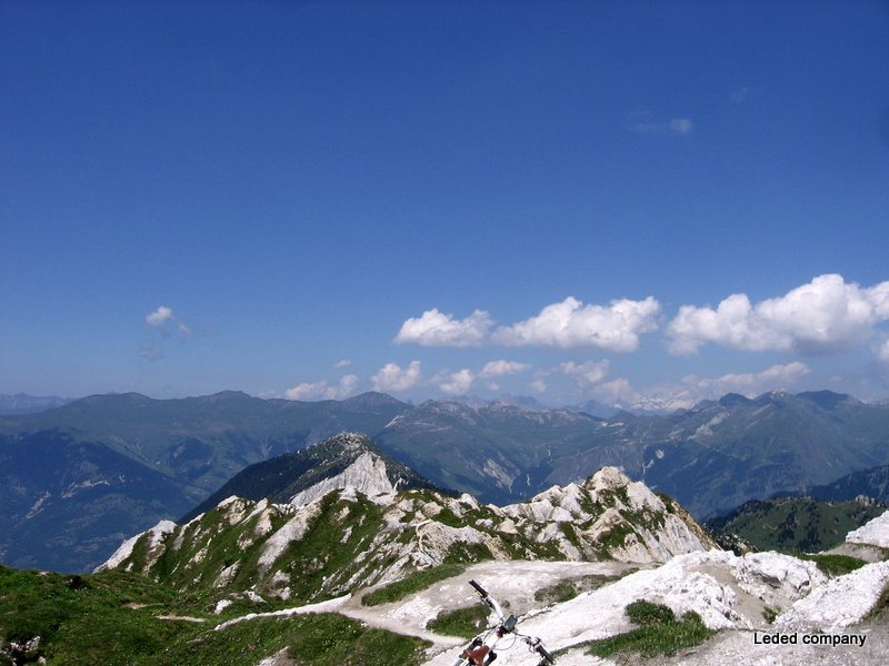 #12 Crête du Mont Charvet : Itinéraire sinueux dans un cadre magnifique. Crête du Mont Charvet : Itinéraire sinueux dans un cadre magnifique.