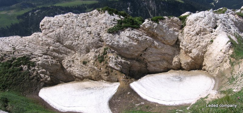 #1 Crête du Mont Charvet : les dolines chargées de névé (qui peuvent éventuellement amortir la chute) ! Crête du Mont Charvet : les dolines chargées de névé (qui peuvent éventuellement amortir la chute) !