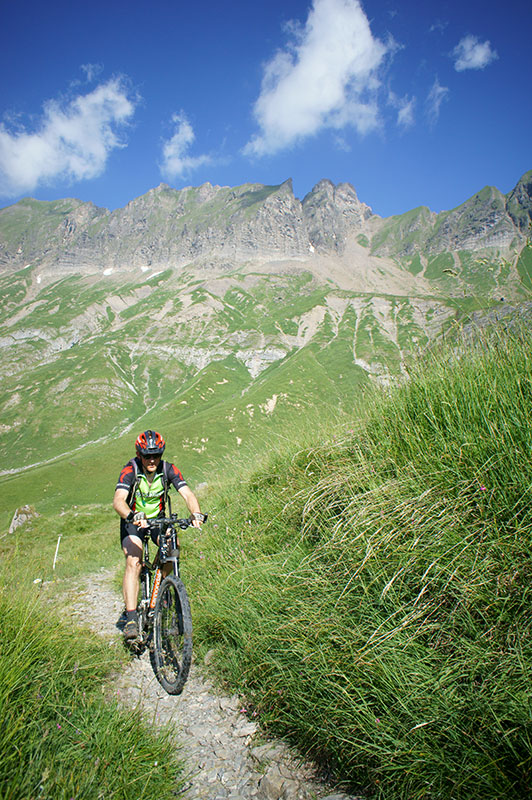 #2 Montée Col du Niard : Ben et les faces E de Tête Pelouse et Paccaly au-dessus Montée Col du Niard : Ben et les faces E de Tête Pelouse et Paccaly au-dessus