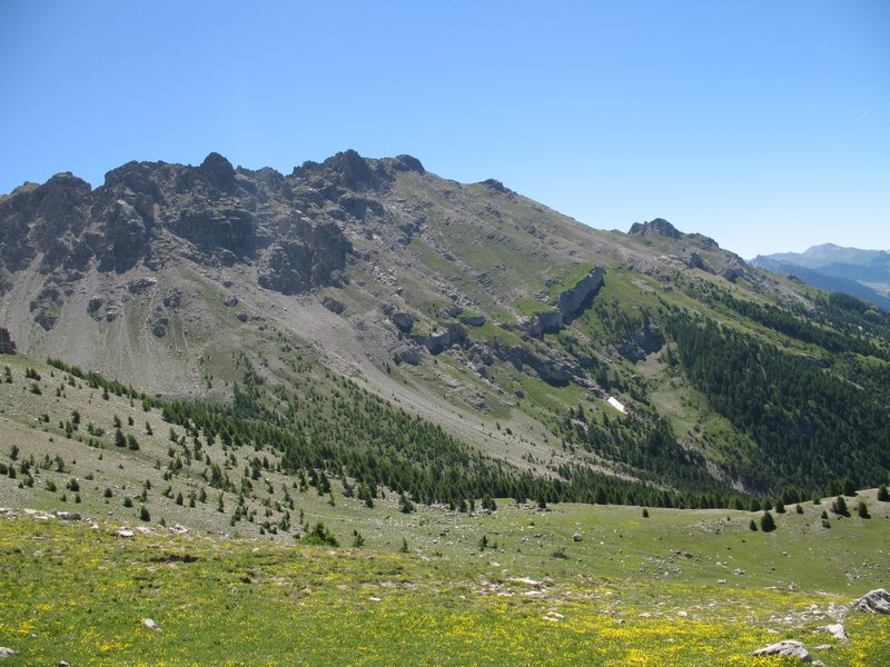 #4 Crête de la Mayt : le sentier est là bas à mi-pente au-dessus des petites falaises Crête de la Mayt : le sentier est là bas à mi-pente au-dessus des petites falaises