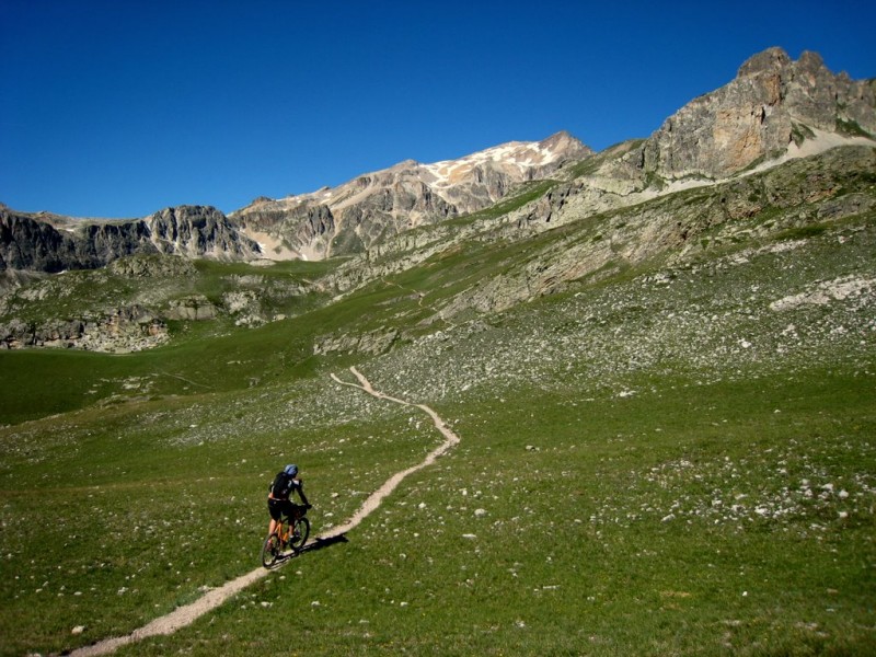 #3 Vallon de la dame : Le sentier entre le col de la Vallée étroite et le col des Méandes. Le début est attirant. La suite est plus chaotique et inroulable. Vallon de la dame : Le sentier entre le col de la Vallée étroite et le col des Méandes. Le début est attirant. La suite est plus chaotique et inroulable.
