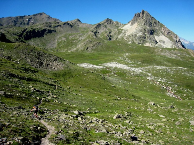 #19 Combe de la Grande Montage : le joli sentier qui descend du refuge du Mont Thabor sur les chalets du Mounioz Combe de la Grande Montage : le joli sentier qui descend du refuge du Mont Thabor sur les chalets du Mounioz