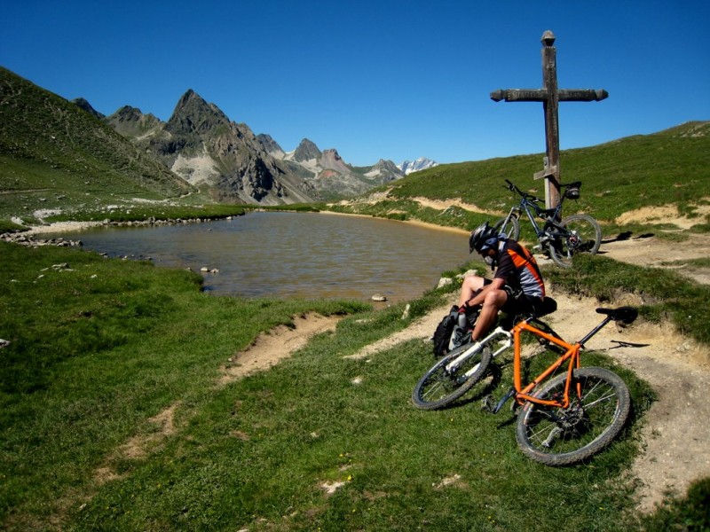 #18 Col de la vallée étroite : Petite pose négociation avant de repartir pour la deuxième étape de la journée Col de la vallée étroite : Petite pose négociation avant de repartir pour la deuxième étape de la journée