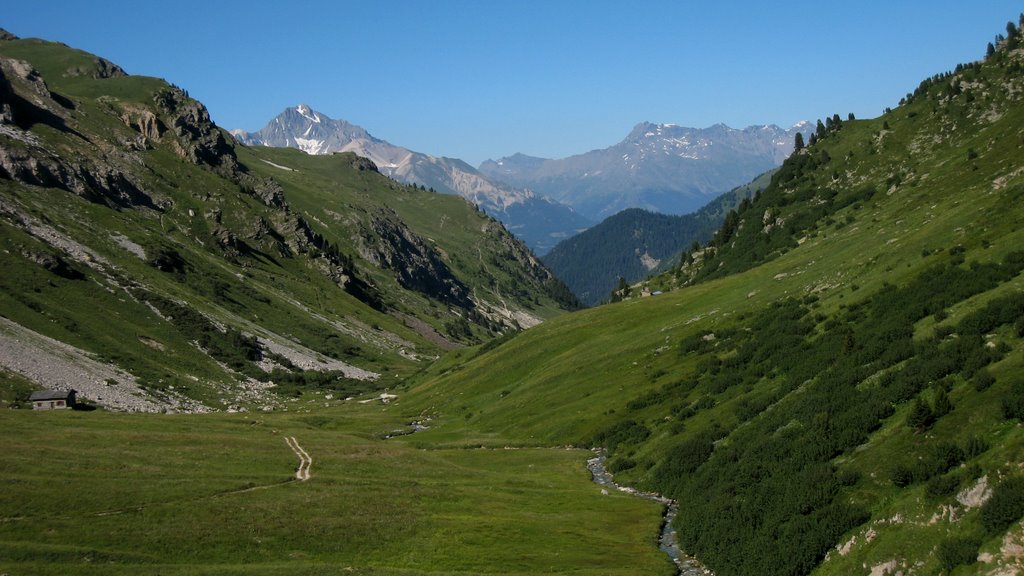 #20 Combe des Roches : Le prochain objectif est en vue, juste sous la face sud de la Dent Parrachée. On devine également le sentier de montée dans la combe des Sarrasins Combe des Roches : Le prochain objectif est en vue, juste sous la face sud de la Dent Parrachée. On devine également le sentier de montée dans la combe des Sarrasins