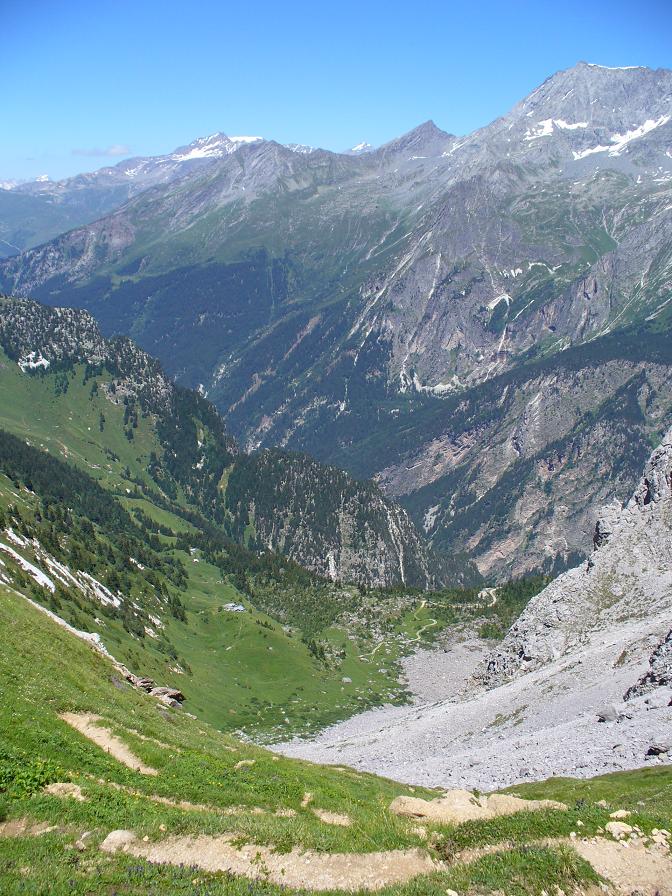 #17 Col de la Grande Pierre : Vue sur le couloir de la Grande Pierre et sur le hameau de La Montagne Col de la Grande Pierre : Vue sur le couloir de la Grande Pierre et sur le hameau de La Montagne
