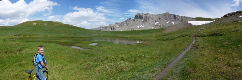 Le col de Néal : Le col est juste après le névé. Le Lac de la Favière à gauche