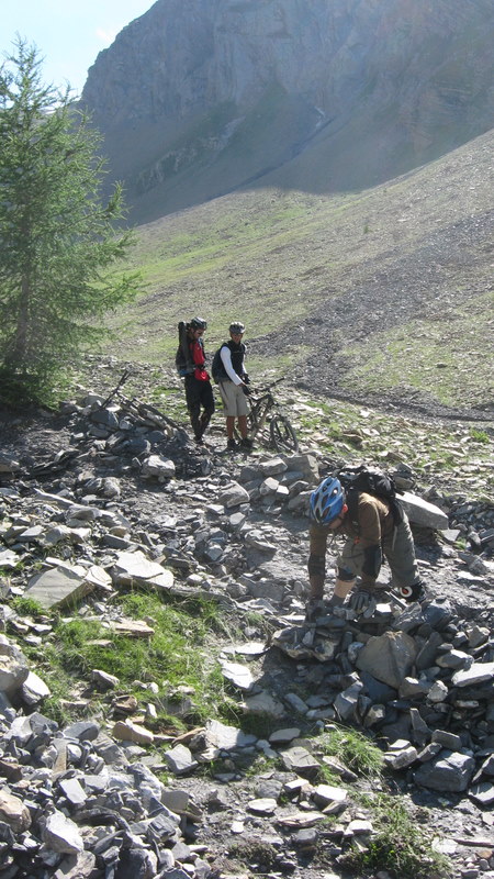 #19 Descente Pas de Reverdillon : On prend le temps d Descente Pas de Reverdillon : On prend le temps d'aménager le sentiers là où il manque pas grand chose pour que ça soit roulable... avis aux prochains...