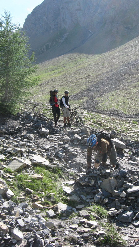 Descente Pas de Reverdillon : On prend le temps d'aménager le sentiers là où il manque pas grand chose pour que ça soit roulable... avis aux prochains...