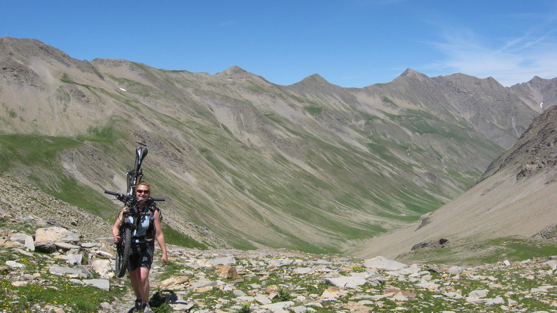 Montée au pas de Reverdillon : derrière l'immense vallon de la Pare