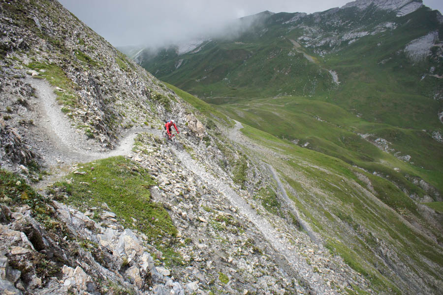 Crête des Gittes : Quelques épingles en arrivant au Col de la Sauce