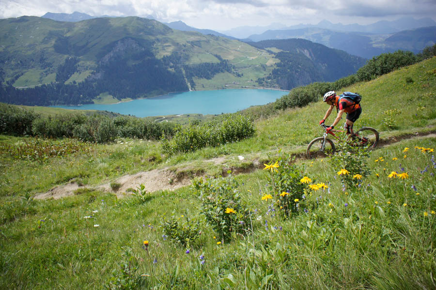 Lac de Roselend : Au loin le Col du Pré