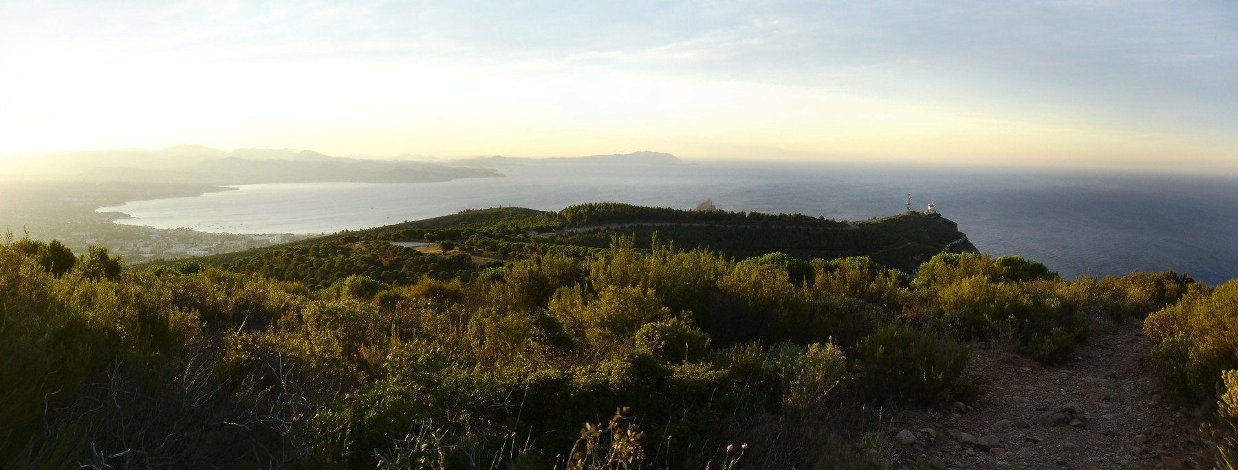 Panorame : vers l'est: sémaphore, baie de la Ciotat, Sicié