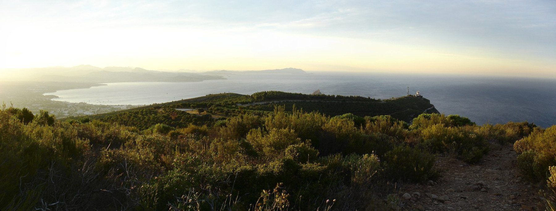 #3 Panorame : vers l Panorame : vers l'est: sémaphore, baie de la Ciotat, Sicié