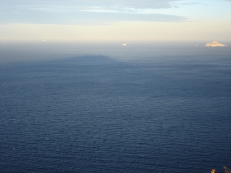 Ombre : L'ombre du Cap Canaille projetée sur la mer!