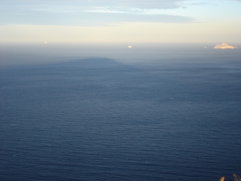 #6 Ombre : L Ombre : L'ombre du Cap Canaille projetée sur la mer!