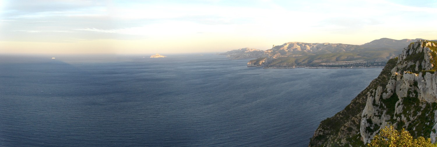 Panorama : île de Riou et les Calanques