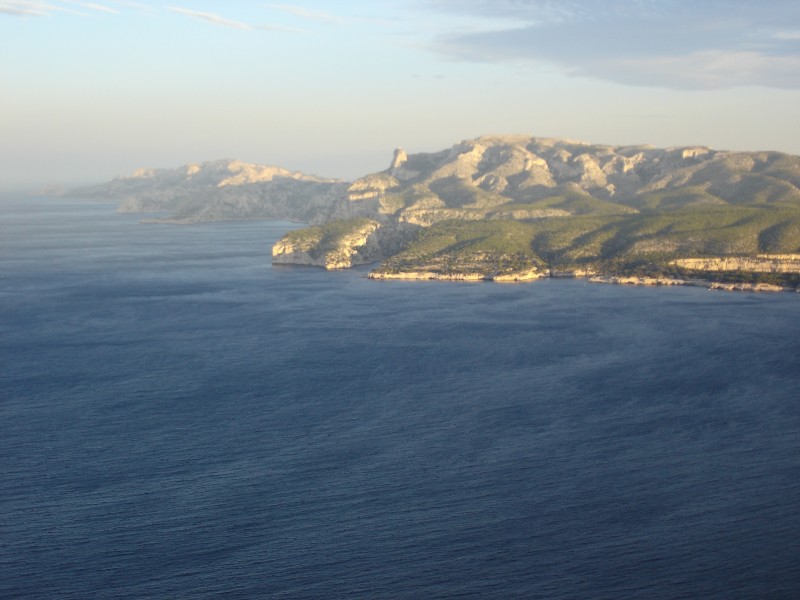 #7 Massif : Les Calanques à la lumière du soleil levant Massif : Les Calanques à la lumière du soleil levant