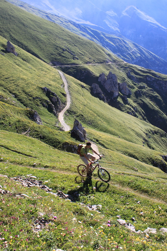 Montée bucoolhic : JG avait raison, la piste militaire permet de rouler un peu (même pour des petits mollets comme nous)