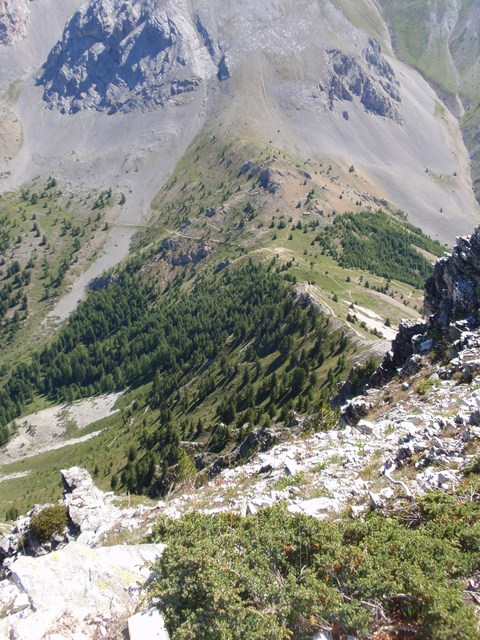 Col Fromage : Depuis les crêtes de Chambrettes, vue alléchante sur la seconde partie du sentier descendant vers le Col Fromage.