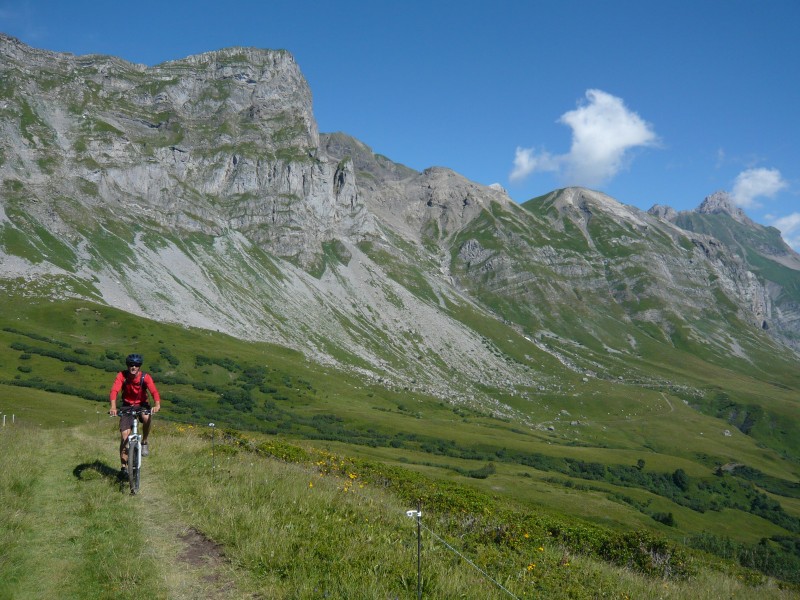 #1 Vers le chalet des patres : derrière, les Aravis Vers le chalet des patres : derrière, les Aravis