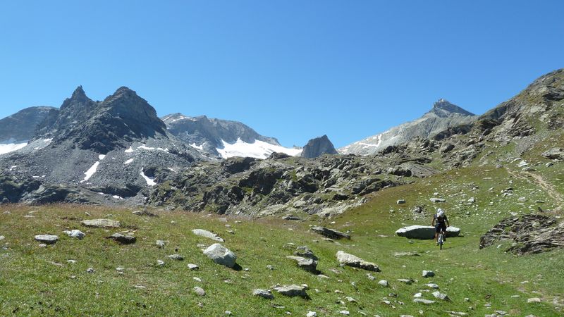 Sous le lac Noir : Glacier du Sommeiller en toile de fond.. C'est môche !