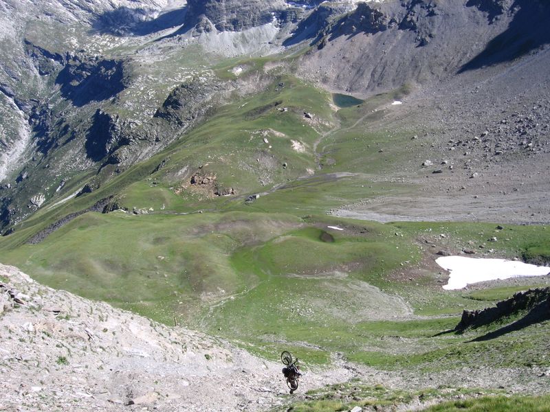 #18 Col de Bramanette : Fin du dernier portage bien raide. On voit en fond en bas le col de Côte Cornue Col de Bramanette : Fin du dernier portage bien raide. On voit en fond en bas le col de Côte Cornue