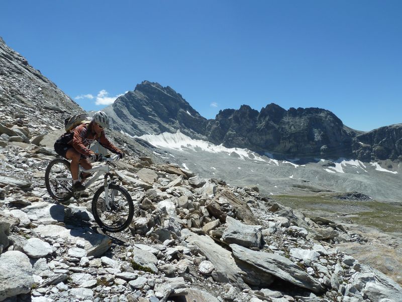 Rognosa d'Etache : Le Ded dans la descente du Pas de la coche pose devant un joli sommet du coin.