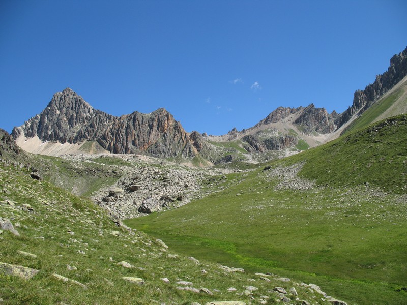 Au fond, Col des Béraudes : mais d'abord détour par le Col de La Ponsonnière