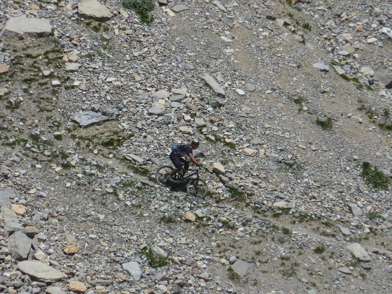 #18 Geux dans la descente du col : Il a choisit de descendre par le raccourci emprunté à la montée... choix pas forcément gagnant... Geux dans la descente du col : Il a choisit de descendre par le raccourci emprunté à la montée... choix pas forcément gagnant...