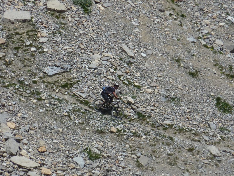 Geux dans la descente du col : Il a choisit de descendre par le raccourci emprunté à la montée... choix pas forcément gagnant...