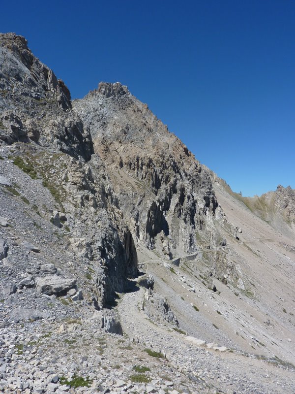 La piste vue du col : Quel travail de titan !