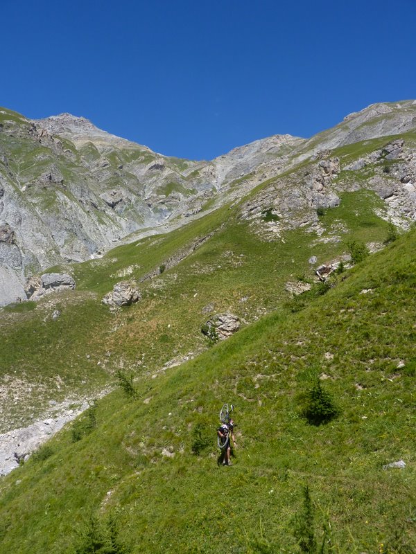 On attaque la variante : Le sentier est peu visible car herbeux et peu fréquenté