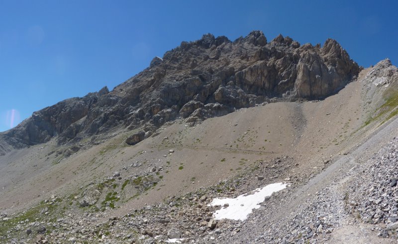 Cheminement de la piste : La piste fait un large cercle dans le fond du vallon afin d'atteindre le Passo de Rocca Brancia.