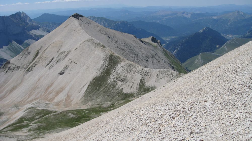 On distingue à peine : le sentier dans le pierrier mais ça passe