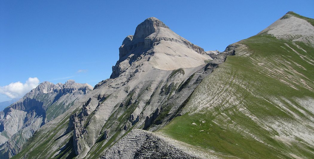 #11 Grand Ferrand sous un angle : inhabituel, encore une courte descente puis 200m de portage avant le sommet ! Grand Ferrand sous un angle : inhabituel, encore une courte descente puis 200m de portage avant le sommet !