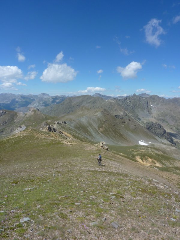 Freeride : Prendre garde à ne pas franchir la ligne de crête, sous peine d'entrer dans le parc ;-)