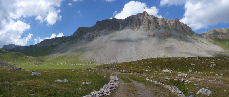 #1 Jonction avec la piste : Le cadre est vraiment majestueux Jonction avec la piste : Le cadre est vraiment majestueux