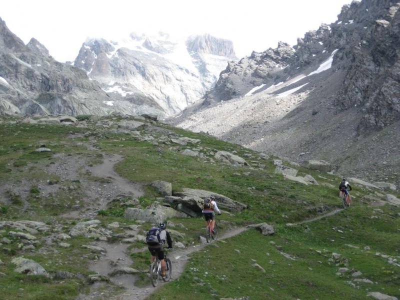 #1 Sous le col valante : Après le refuge du Viso c Sous le col valante : Après le refuge du Viso c'est encore roulant mais plus pour longtemps