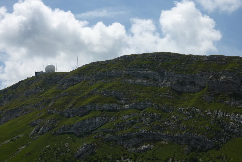 La Dôle : Le dôme radar de l'aviation civile au sommet, reconnaissable à des kilomêtres à la ronde