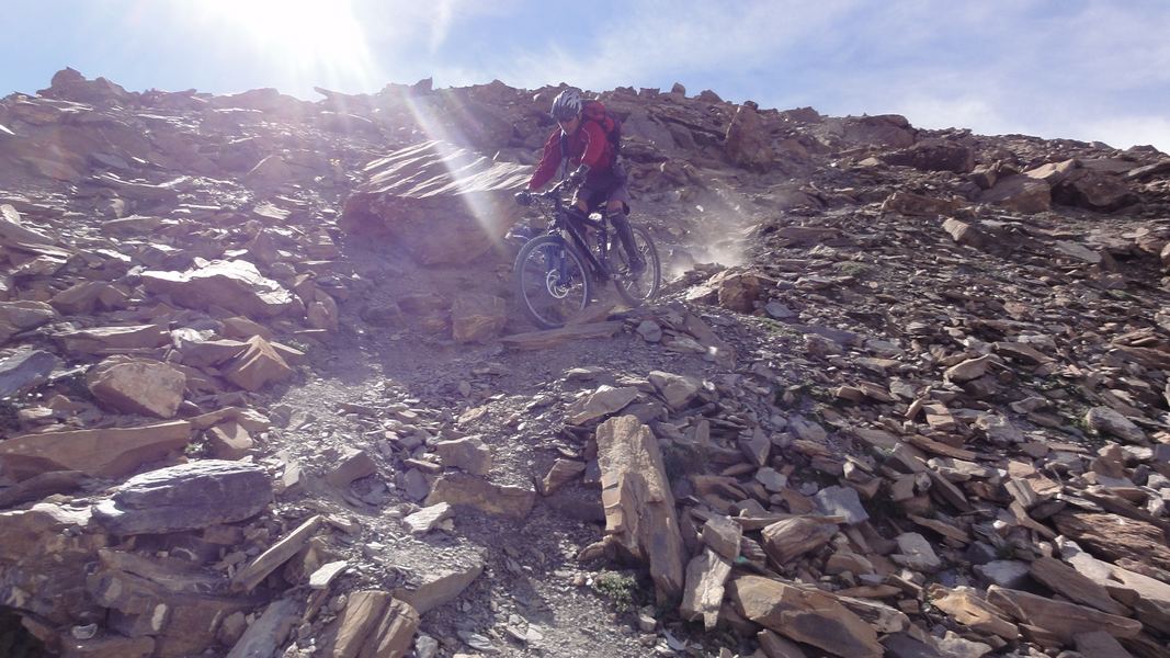 Descente épaule Sud-Est : Raph fait parler les pierres.