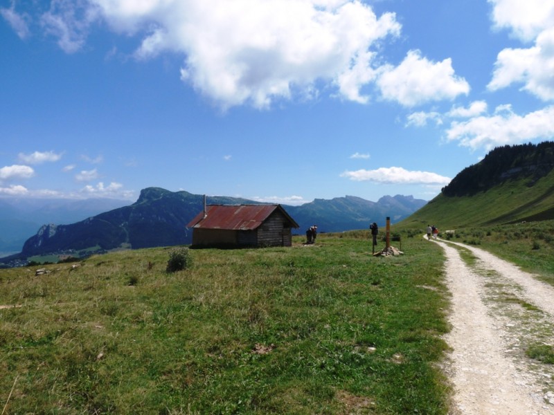 #8 La grange de la Molière : avec quelques beaux sommets du Vercors. La grange de la Molière : avec quelques beaux sommets du Vercors.