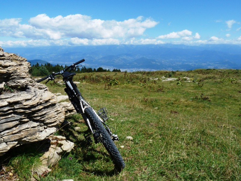 #9 Grenoble et Belledonne : prêt pour une belle descente, dommage que Belledonne soit dans les nuages. Grenoble et Belledonne : prêt pour une belle descente, dommage que Belledonne soit dans les nuages.