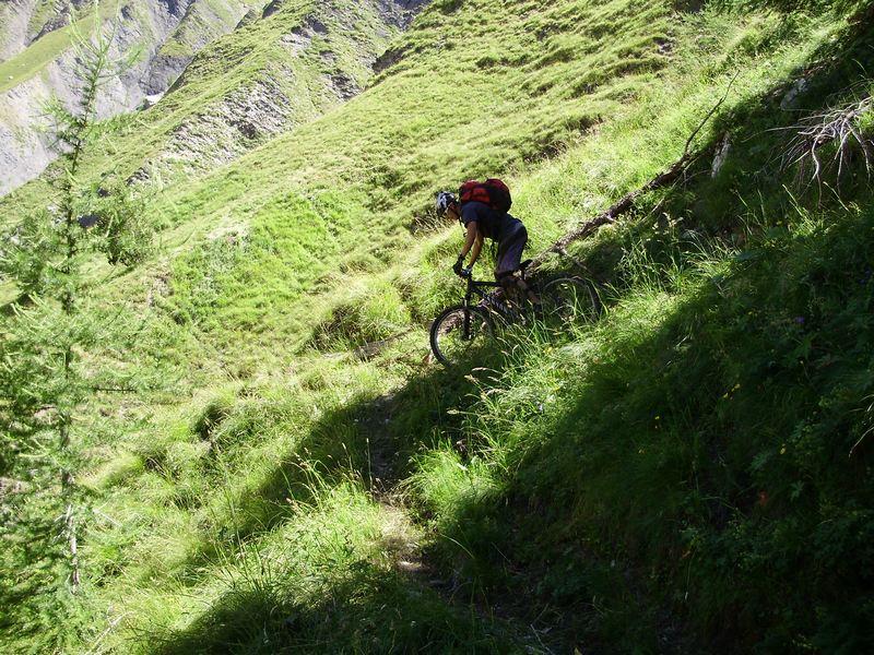 #4 Descente dans la "Pépiniè : Raph malgré la fatigue assure dans les épingles... Descente dans la "Pépiniè : Raph malgré la fatigue assure dans les épingles...