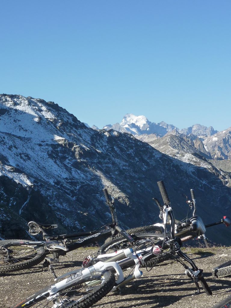 #2 Col des Marches : Au loin la barre veille sur nos vélos Col des Marches : Au loin la barre veille sur nos vélos