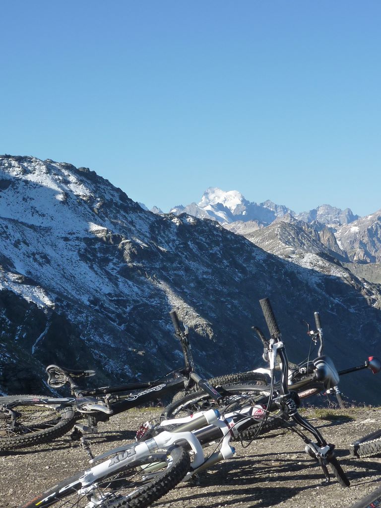 Col des Marches : Au loin la barre veille sur nos vélos