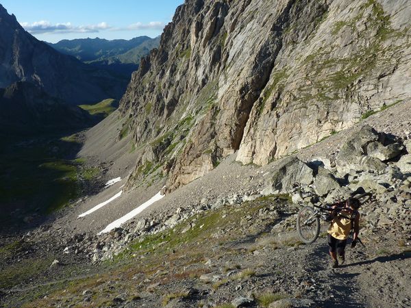 arrivée au col de Roche noire : PJ n'aime vraiment pas le portage...