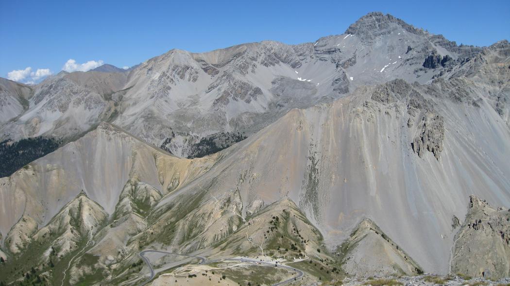 Du sommet : le col d'Izoard parait bien bas !!